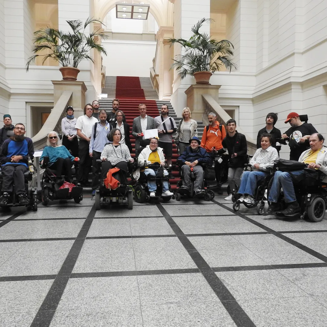 Gruppenbild: BSK übergibt hunderte Unterschriften an den Berliner Senat
