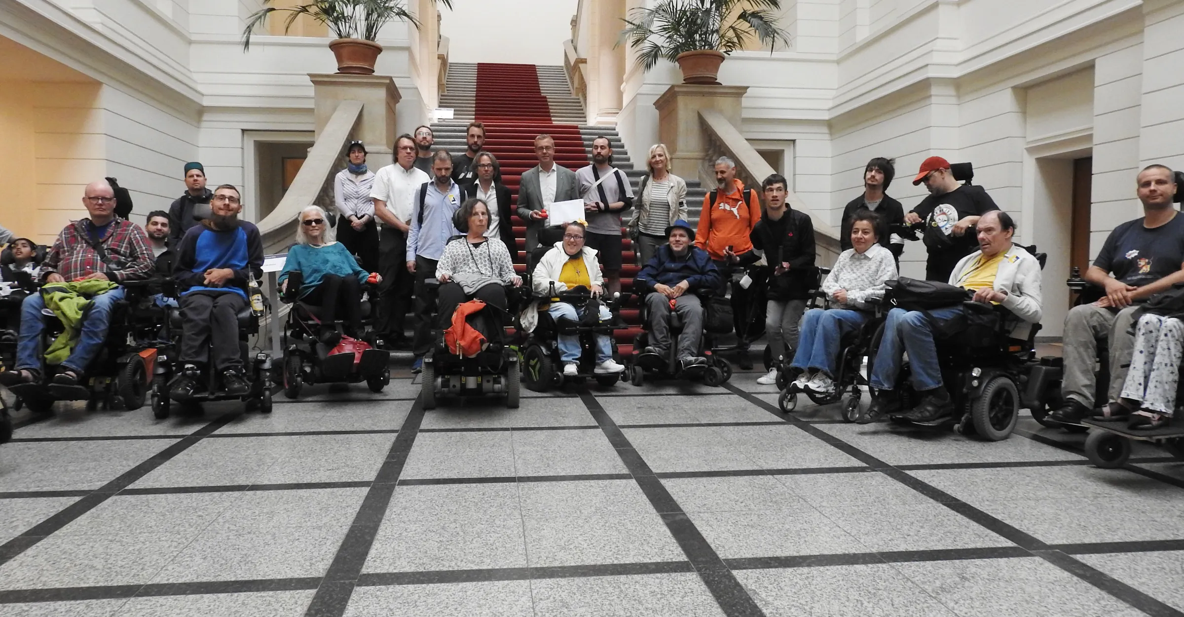 Gruppenbild: BSK übergibt hunderte Unterschriften an den Berliner Senat